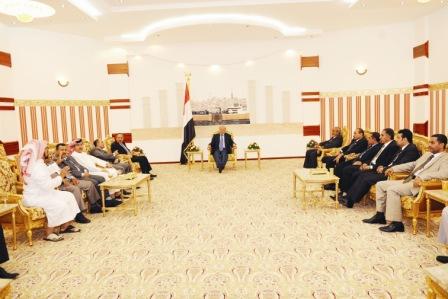 رئيس الجمهورية لدى استقباله عددا من رؤساء الجاليات اليمنية أمس